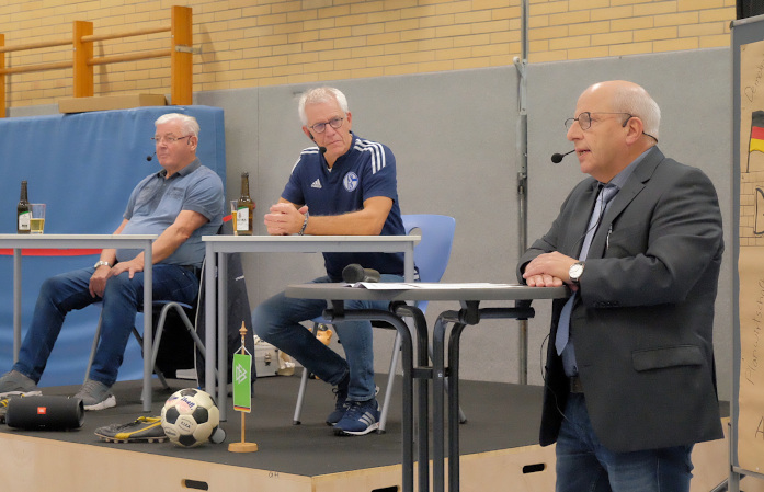 Ball über die Mauer Fink mit Bühne 