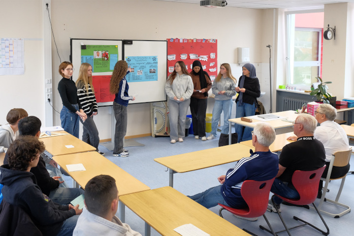 Ball über die Mauer im Einsatz 10H Gäste und Klasse präsentiert 