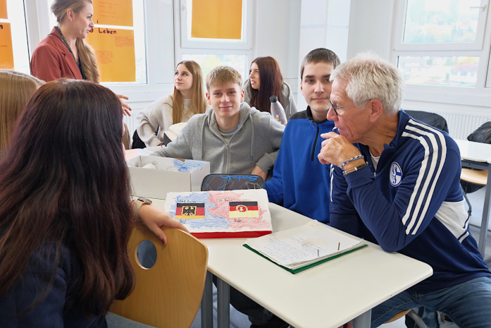 Ball über die Mauer im Einsatz 9Ra Gast und Klasse 