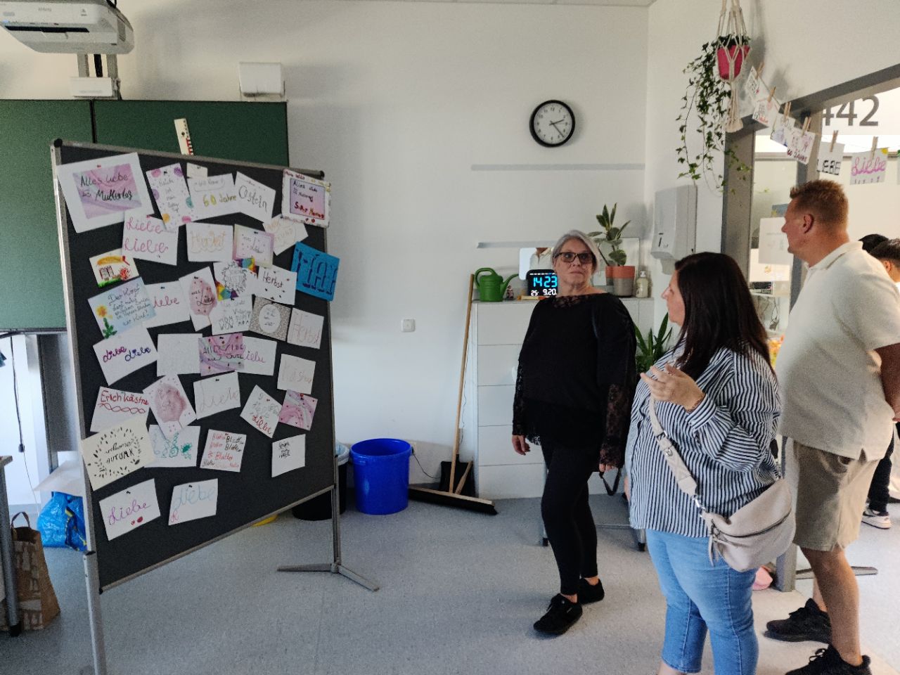 Eingang Schule im Laufe der Zeit